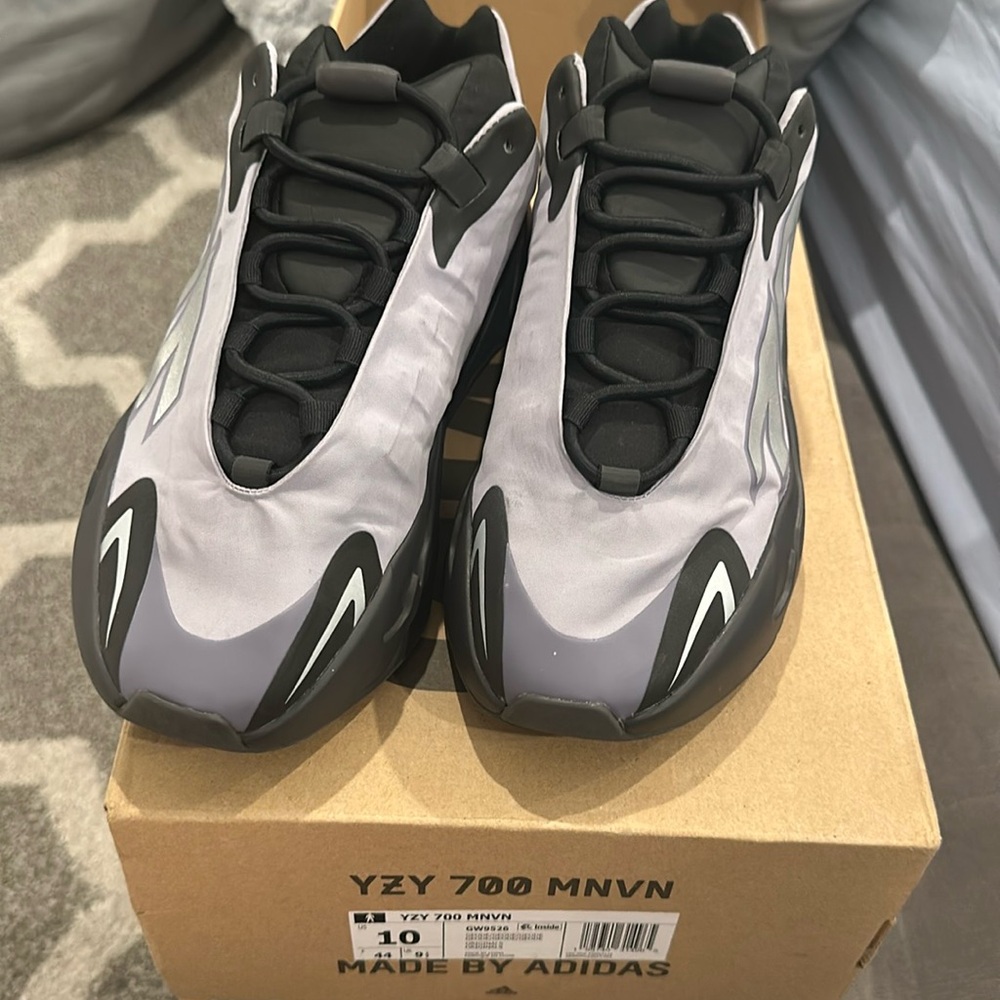 Used Men’s Yeezy 700 MNVN in Geode size 10